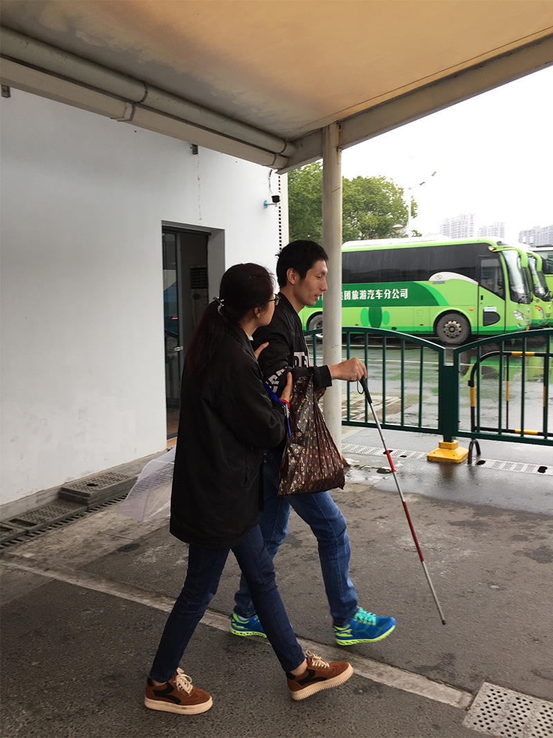 護送盲人上車.jpg